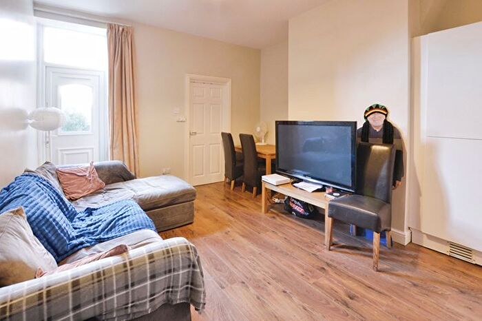 3 Bedroom Flat To Rent In Myrtle Grove, Jesmond, Newcastle Upon Tyne, NE2