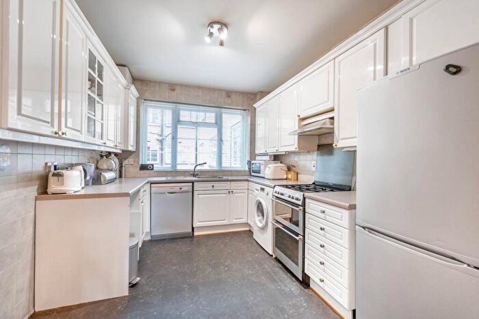 3 Bedroom Flat To Rent In Willesden Lane, Cricklewood, London, NW6