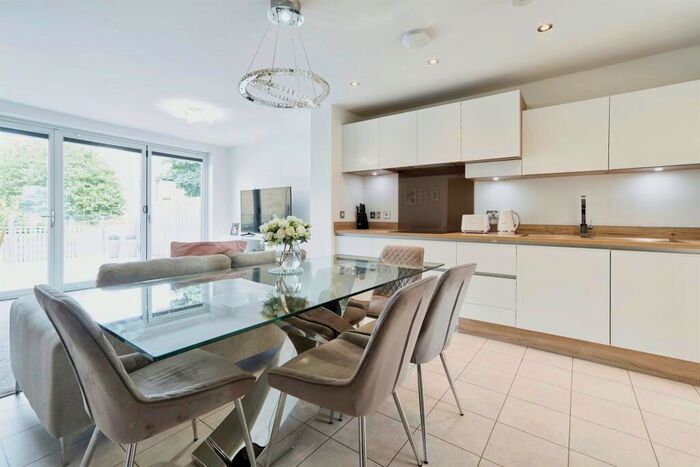3 Bedroom End Of Terrace House For Sale In Quarry Park, Idle, Bradford, BD10