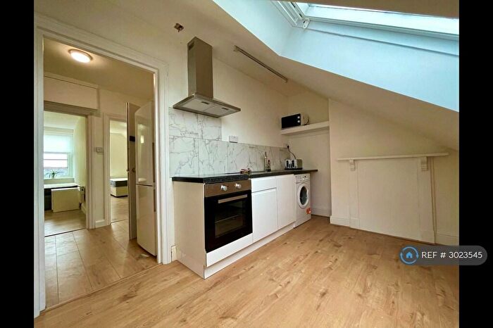 2 Bedroom Flat To Rent In Poole Road, Dorset, BH4