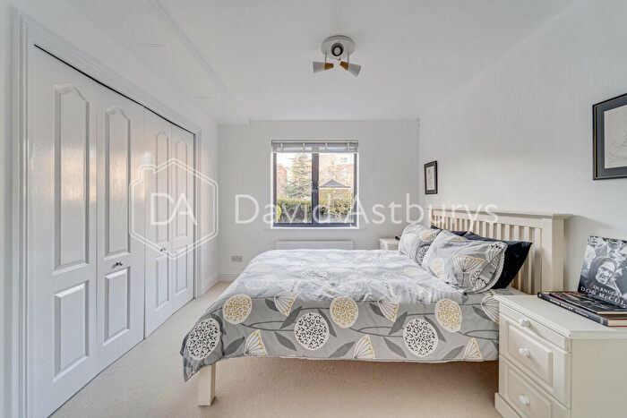 3 Bedroom Flat To Rent In Tollington Way, Holloway, London, N7