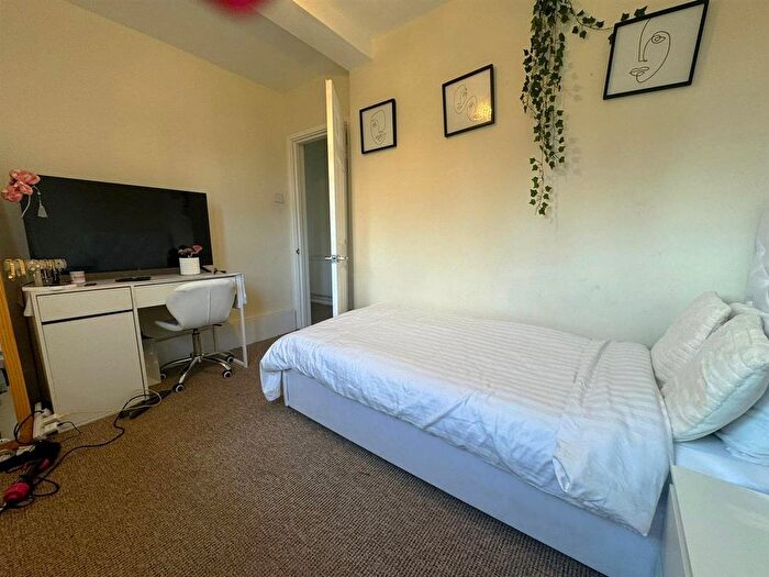 2 Bedroom Flat To Rent In Bells Hill, Barnet, EN5