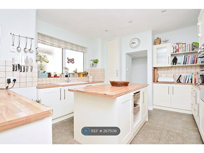 3 Bedroom Flat To Rent In Tooting, London, SW17