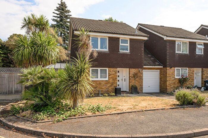 4 Bedroom Link Detached House For Sale In Hailsham Close, Surbiton, KT6