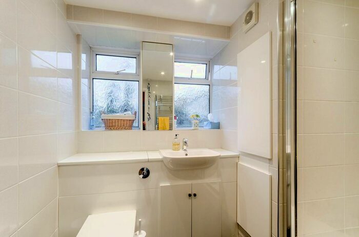 2 Bedroom Flat To Rent In Lebanon Gardens, Wandsworth, London, SW18