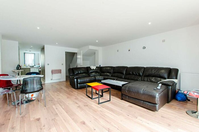 3 Bedroom Maisonette To Rent In Dongola Road, Stepney, London, E1