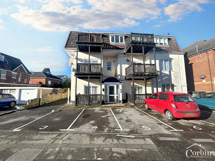2 Bedroom Flat For Sale In Park Lodge, Bournemouth, BH5