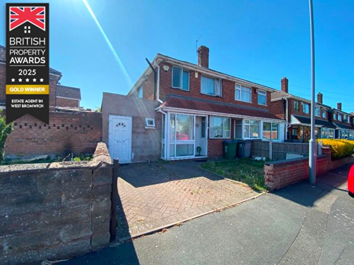 3 Bedroom Semi-Detached House For Sale In Leacroft Grove, West Bromwich, B71