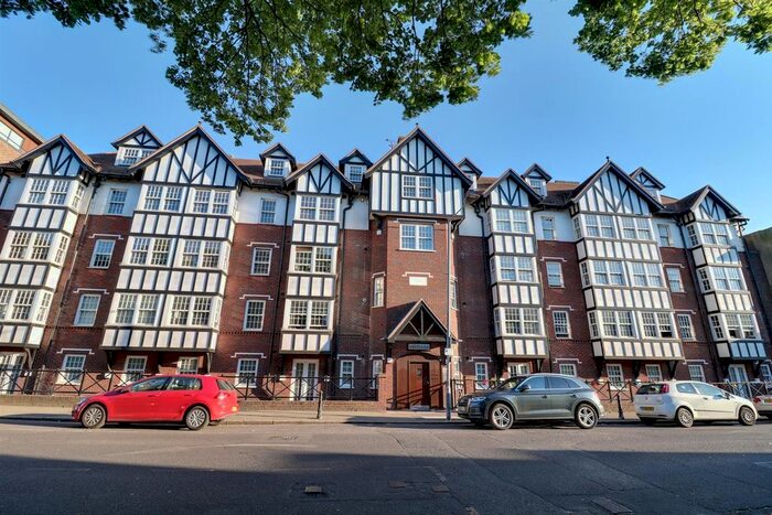 2 Bedroom Flat For Sale In - Leigh Road, Leigh-On-Sea, SS9