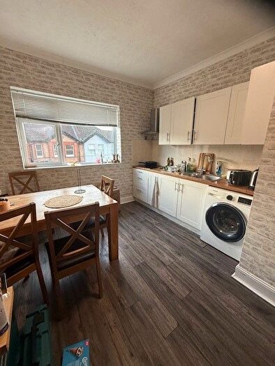 2 Bedroom Flat To Rent In Holdenhurst Road, Bournemouth, BH8