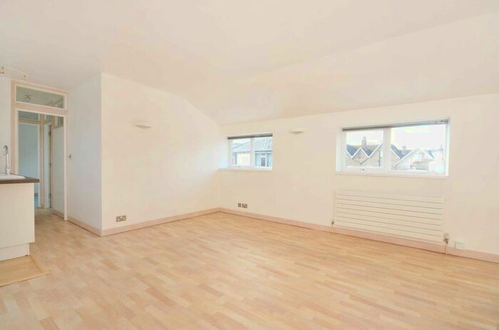 2 Bedroom Maisonette To Rent In George Road, Guildford, GU1