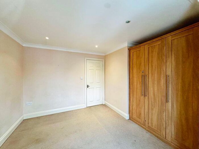 2 Bedroom Flat For Sale In Drayton Road, Borehamwood, WD6