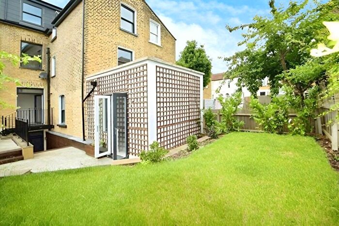 3 Bedroom Flat To Rent In Muston Road, London, E5