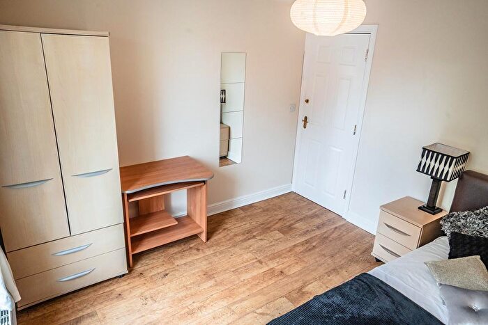6 Bedroom Town House To Rent In Schuster Road, Manchester, M14