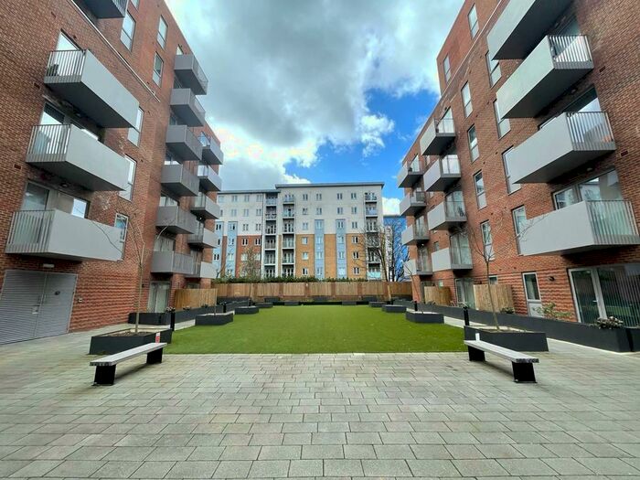 1 Bedroom Apartment For Sale In The Metalworks, Petersfield Avenue, Slough, SL2