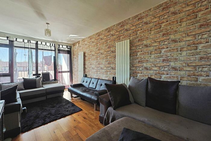 2 Bedroom Flat For Sale In Heather Close, Battersea, London, SW8