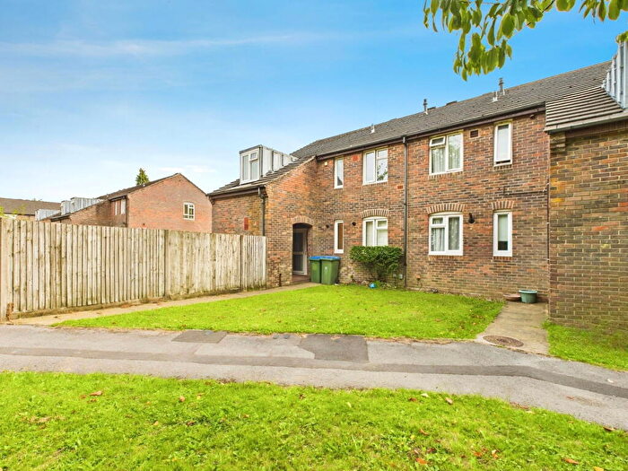 2 Bedroom Flat For Sale In Roebuck Close, Horsham, RH13