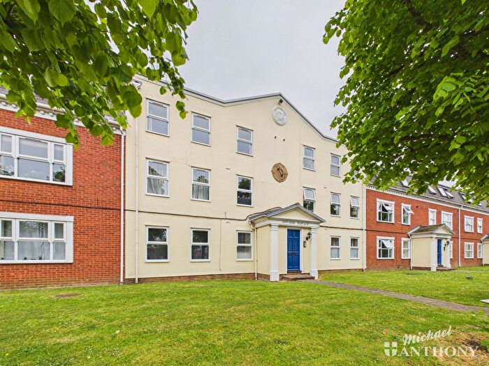 2 Bedroom Flat For Sale In Dove House, Aylesbury, HP19