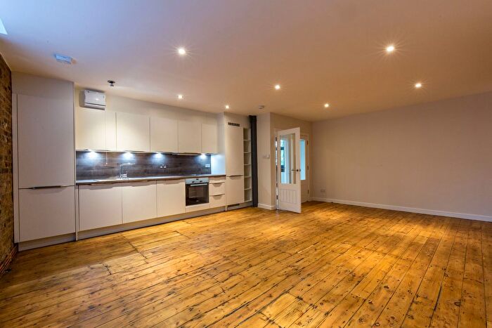 3 Bedroom Flat To Rent In London Lane, London, E8