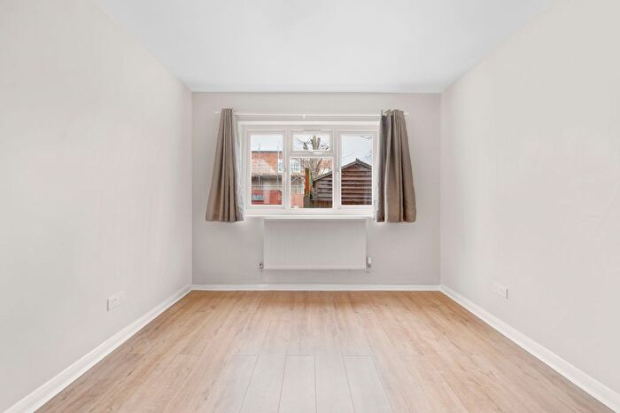 2 Bedroom Flat To Rent In Windsor Road, Palmers Green, London, N13