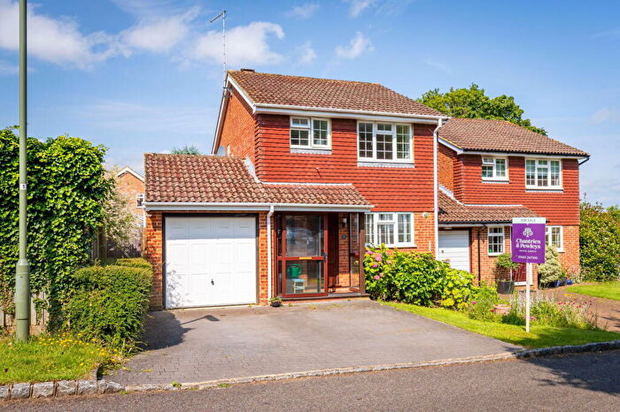 3 Bedroom Link Detached House For Sale In Parkview Vale, Merrow Park, GU4