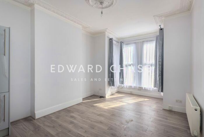 2 Bedroom Flat To Rent In De Vere Gardens, Ilford, IG1