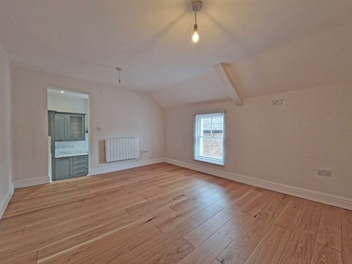 2 Bedroom Flat To Rent In Butchers Row, Banbury, Oxon, OX16