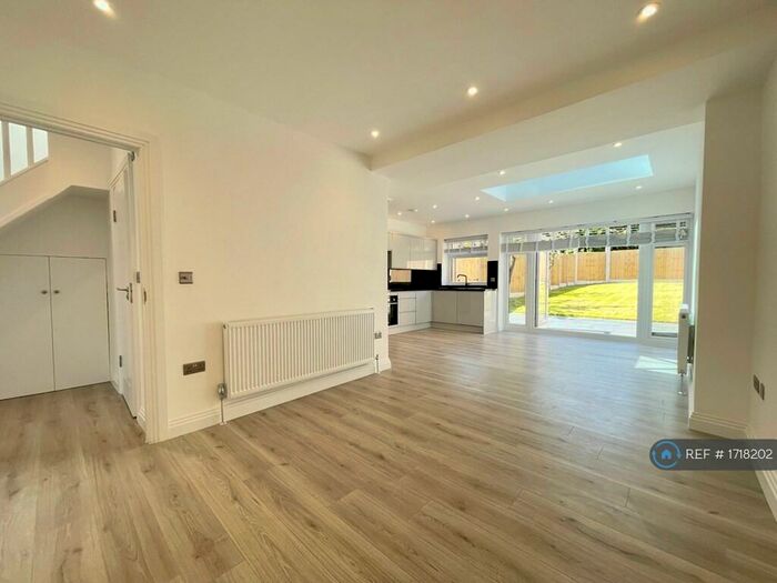 5 Bedroom Semi-Detached House To Rent In Daneland, Barnet, EN4