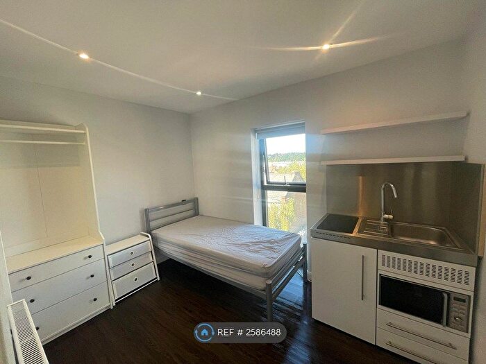 Studio To Rent In Hassop Road, London, NW2