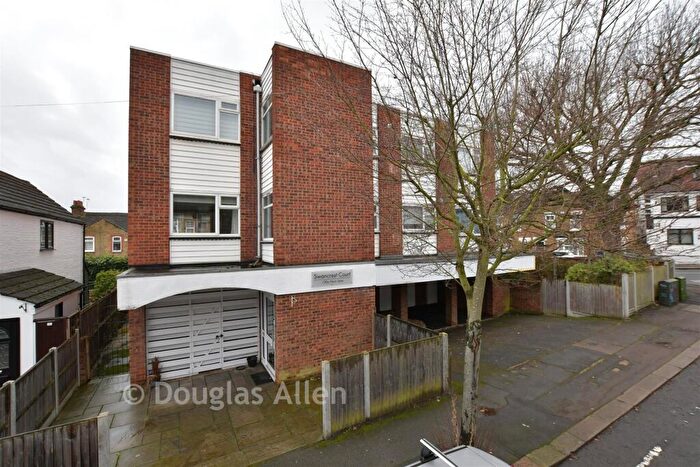 2 Bedroom Flat For Sale In Horn Lane, Woodford Green, Essex, IG8