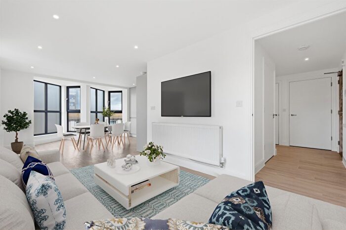 2 Bedroom Flat For Sale In Cambridge Place, Aylesbury, HP20