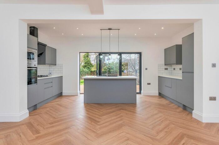 4 Bedroom Property To Rent In Knights Hill, London, SE27