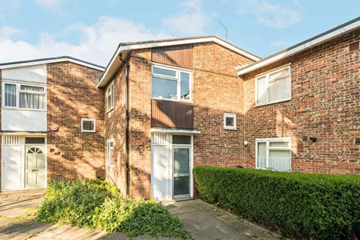 3 Bedroom House To Rent In Scrutton Close, Balham, SW12