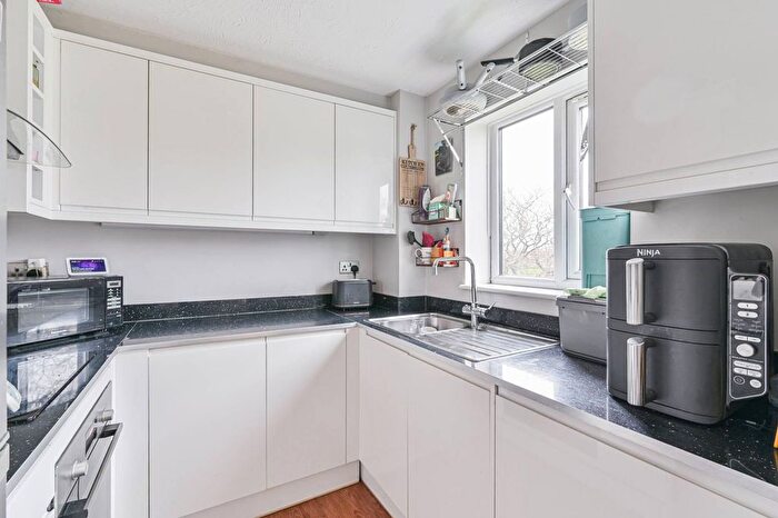 2 Bedroom Flat To Rent In Peartree Avenue, Earlsfield, London, SW17