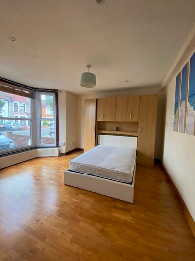 2 Bedroom Flat To Rent In Wanstead Park Road, Cranbrook, Ilford, IG1