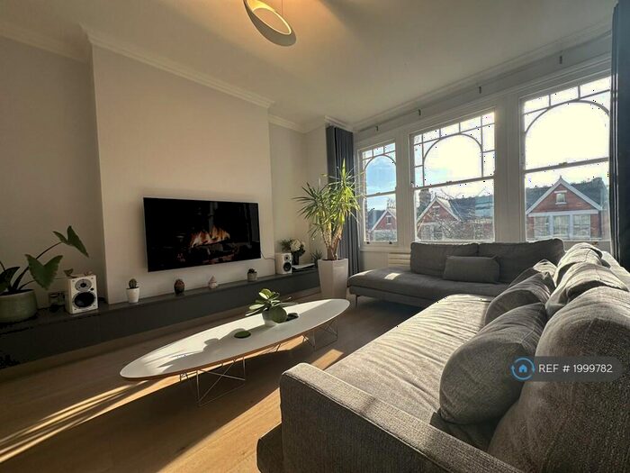 3 Bedroom Maisonette To Rent In Cranbourne Road, London, N10