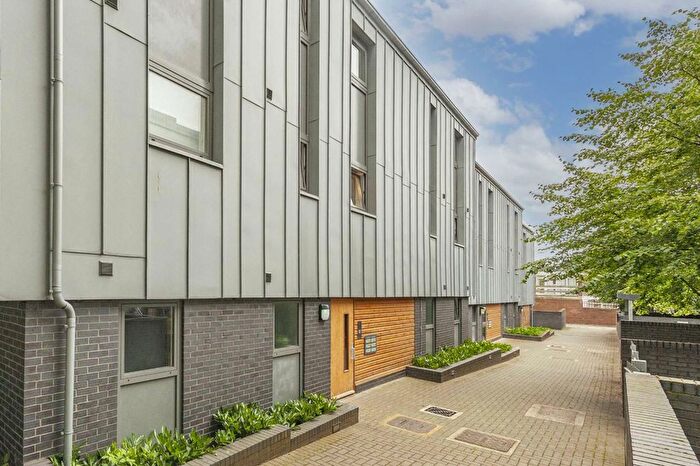 1 Bedroom Flat To Rent In Wharncliffe Mews, Clapham, SW4