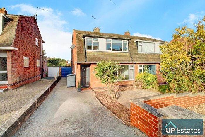 3 Bedroom Semi-detached House For Sale In Lunn Avenue, Kenilworth, CV8