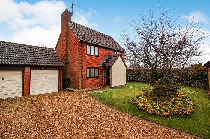 3 Bedroom Detached House For Sale In Yew Tree Gardens, South Marston, SN3