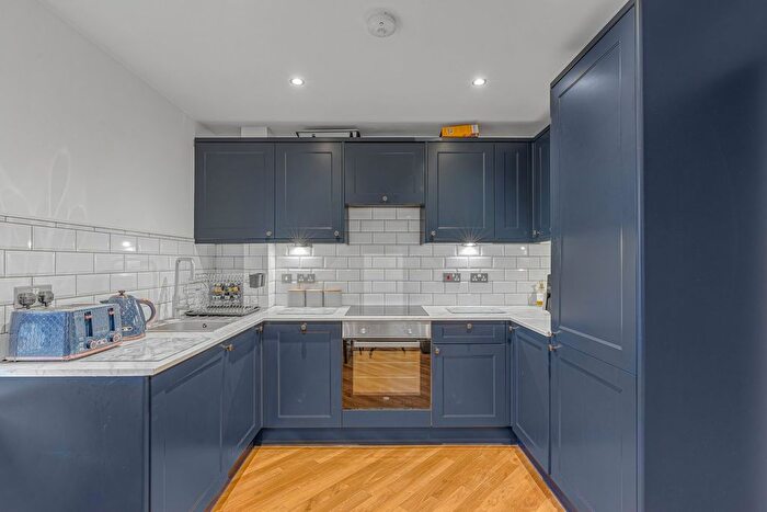 1 Bedroom Flat For Sale In Fairfield Avenue, Staines-Upon-Thames, TW18
