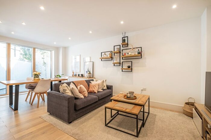 2 Bedroom Flat To Rent In Ironmongers Mews, London, SW13