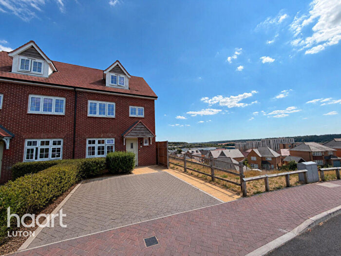 4 Bedroom Semi Detached House For Sale In Armstrong Road, Luton, LU2