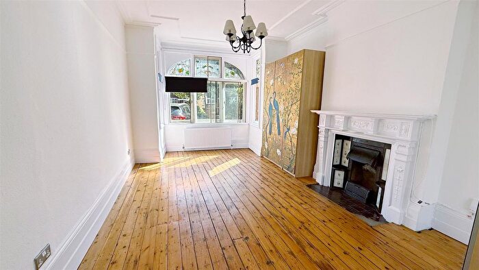 2 Bedroom Flat To Rent In St. Margarets Road, Twickenham, TW1