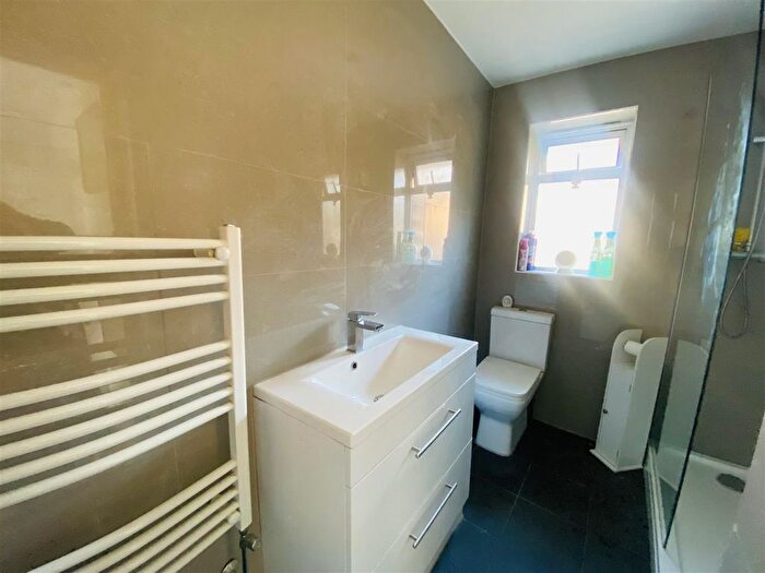 2 Bedroom Detached Bungalow For Sale In St. Lukes Close, Woodside, Croydon, SE25