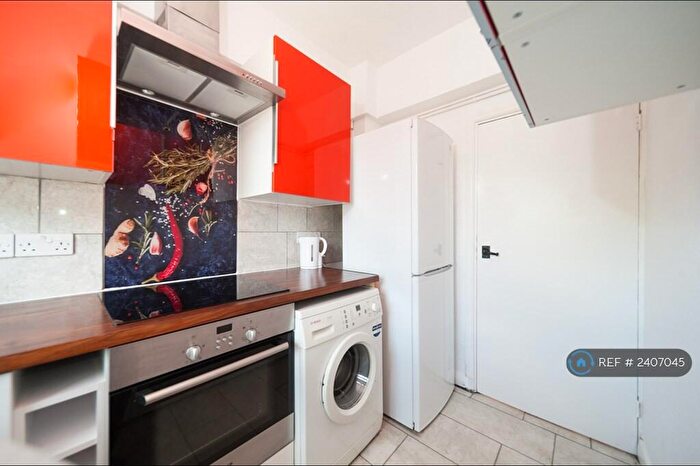 3 Bedroom Flat To Rent In Kirby House, Bermondsey, SE16