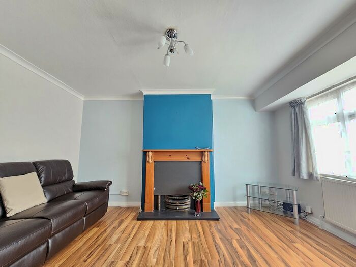 2 Bedroom Flat To Rent In Caernarvan Drive, Clayhall, IG5