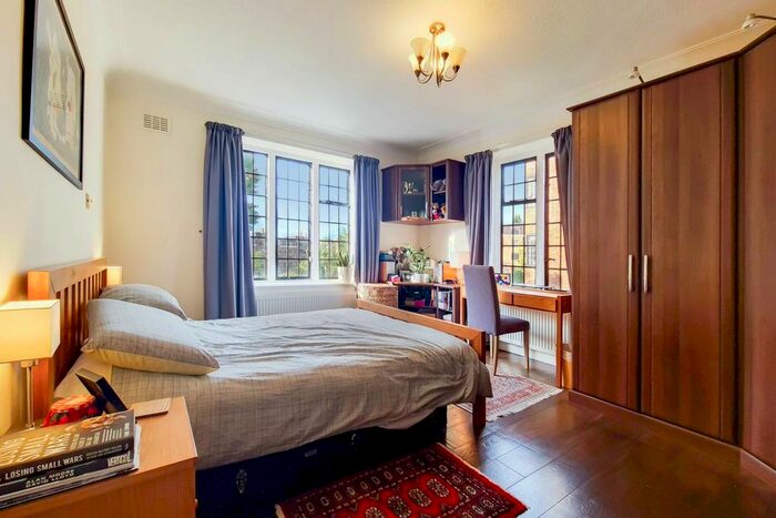 3 Bedroom Flat To Rent In Manor Fields, Putney, London, SW15