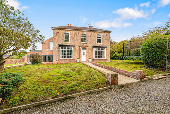 4 Bedroom Link Detached House For Sale In Brigg Road, Caistor, LN7