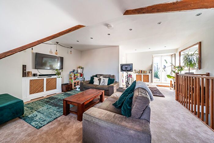 2 Bedroom Flat For Sale In Lavender Hill, London, SW11