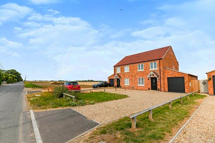 3 Bedroom Semi-Detached House For Sale In Broadgate, Sutton St Edmund, Spalding, Lincs, PE12